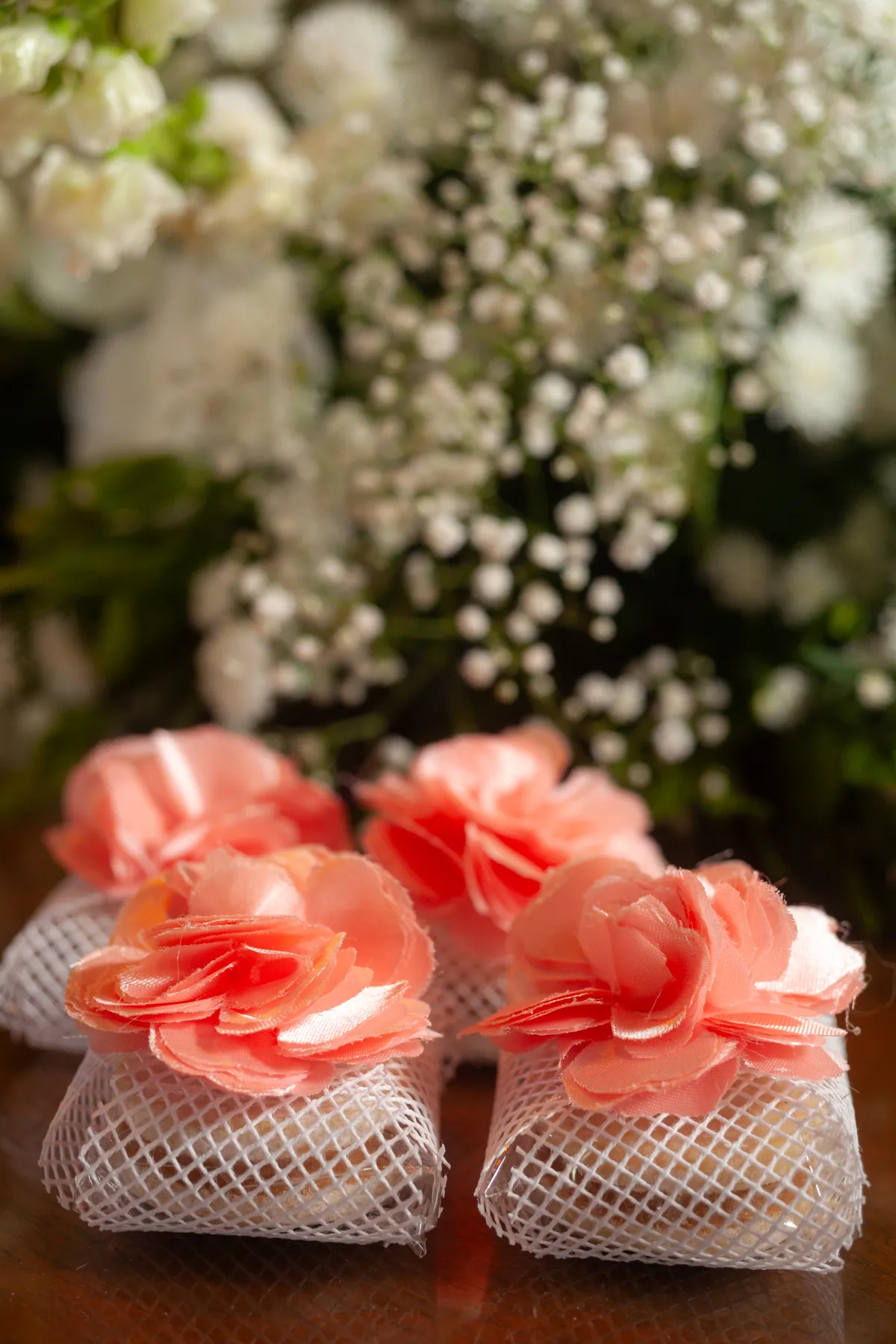 Alfajores para festa de 15 anos com flores delicadas