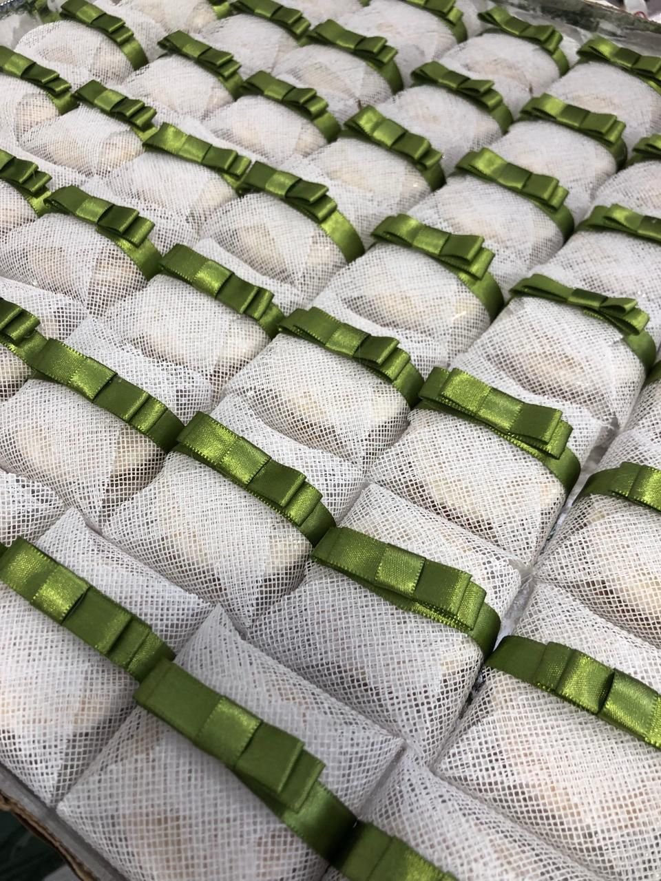 Alfajores para nascimento e batizado com fitas verdes