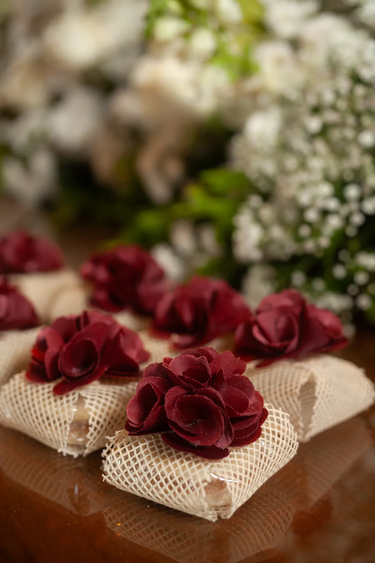 Alfajores para casamento com flores em tom vinho