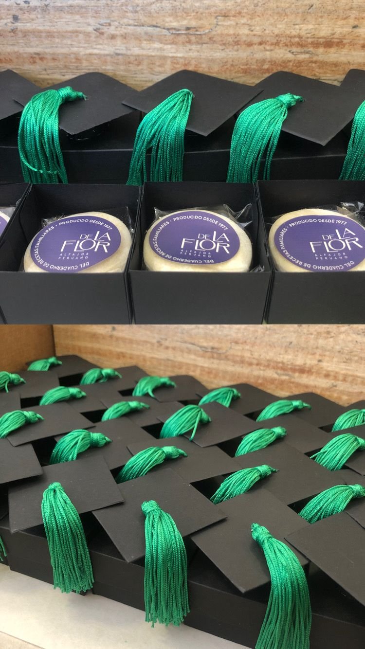 Alfajores para formatura com embalagens pretas e fitas verdes