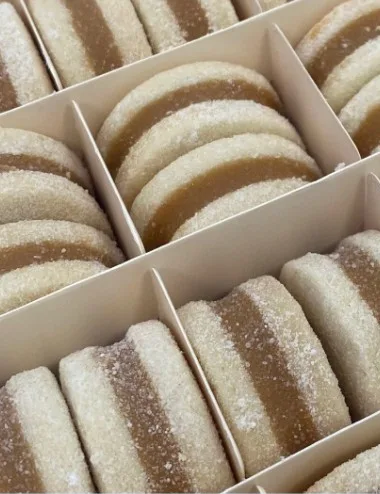 Alfajores artesanais organizados em caixa personalizada