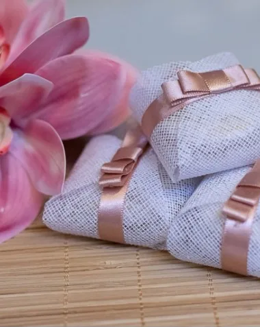 Alfajores embalados em organza com laço rosê, mimo para convidados
