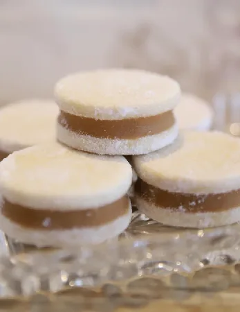 Alfajores De La Flor servidos em bandeja de vidro