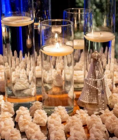 Velas flutuantes e alfajores De La Flor decorando mesa de casamento