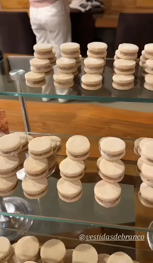 Alfajores De La Flor expostos em vitrine de vidro, parceria com Vestidas de Branco